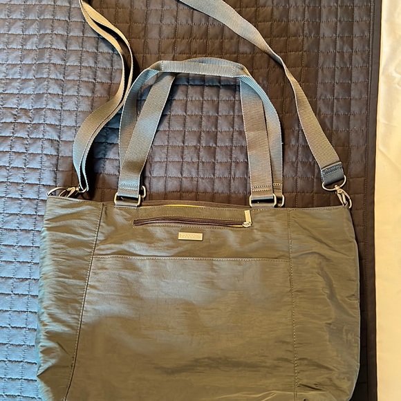 Baggallini! Crossbody or handled - great multi use bag - Picture 2 of 10